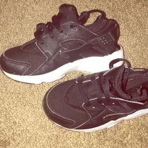 Black and white NIKE Huarache